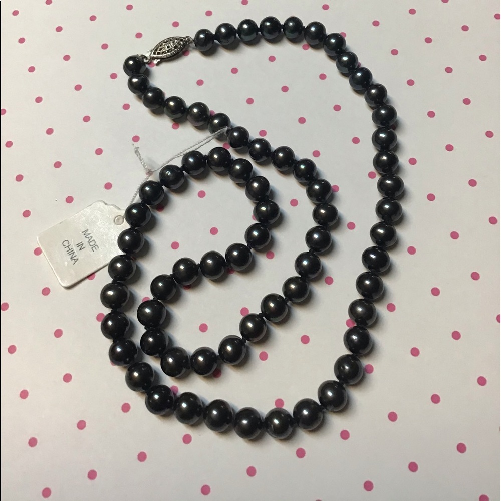 Simulated pearl necklace with silver locking clasp in excellent shape
